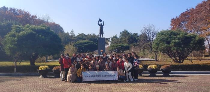 추모 동상 앞 단체 사진